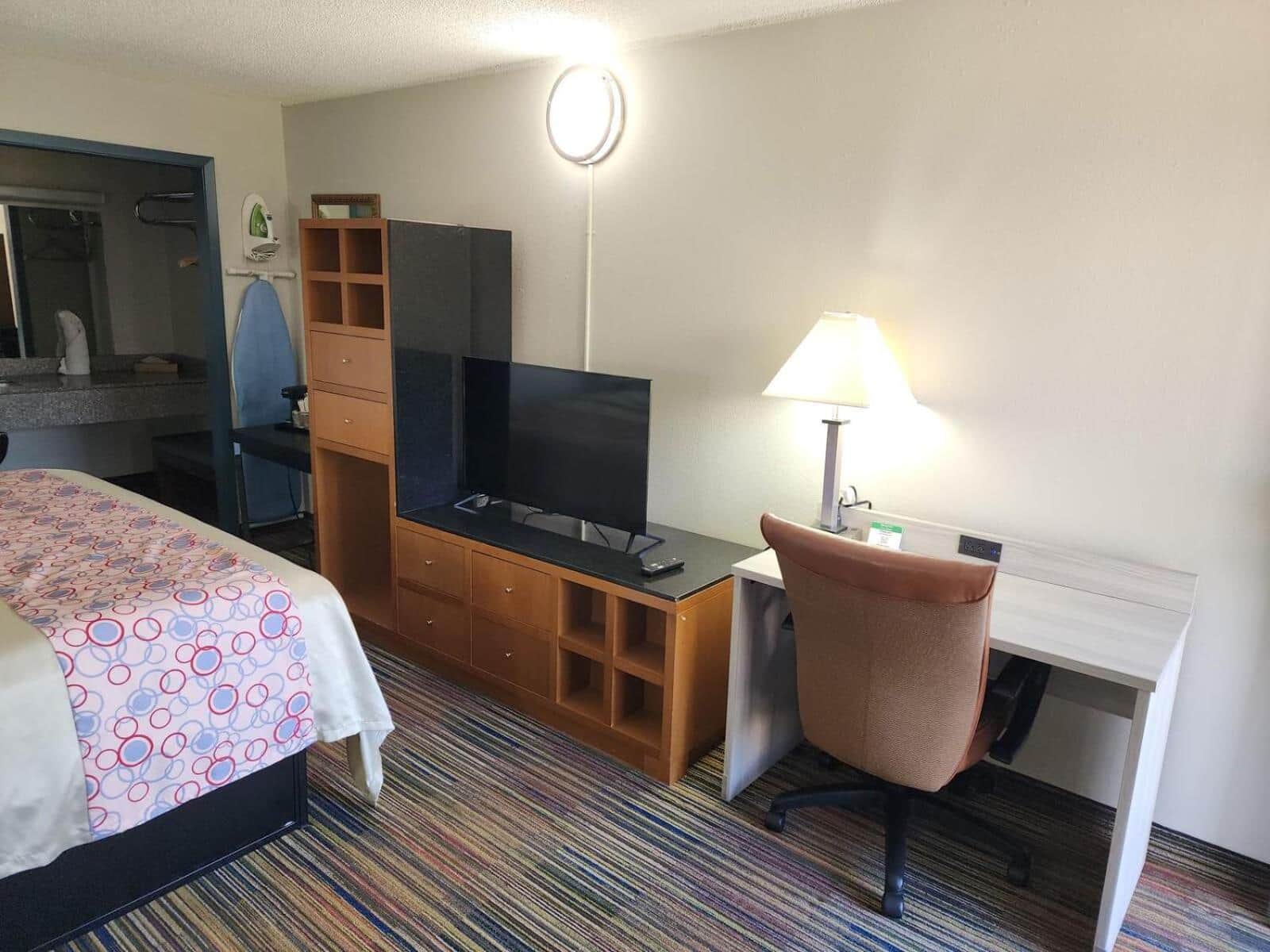 Discovery Inn & Suites