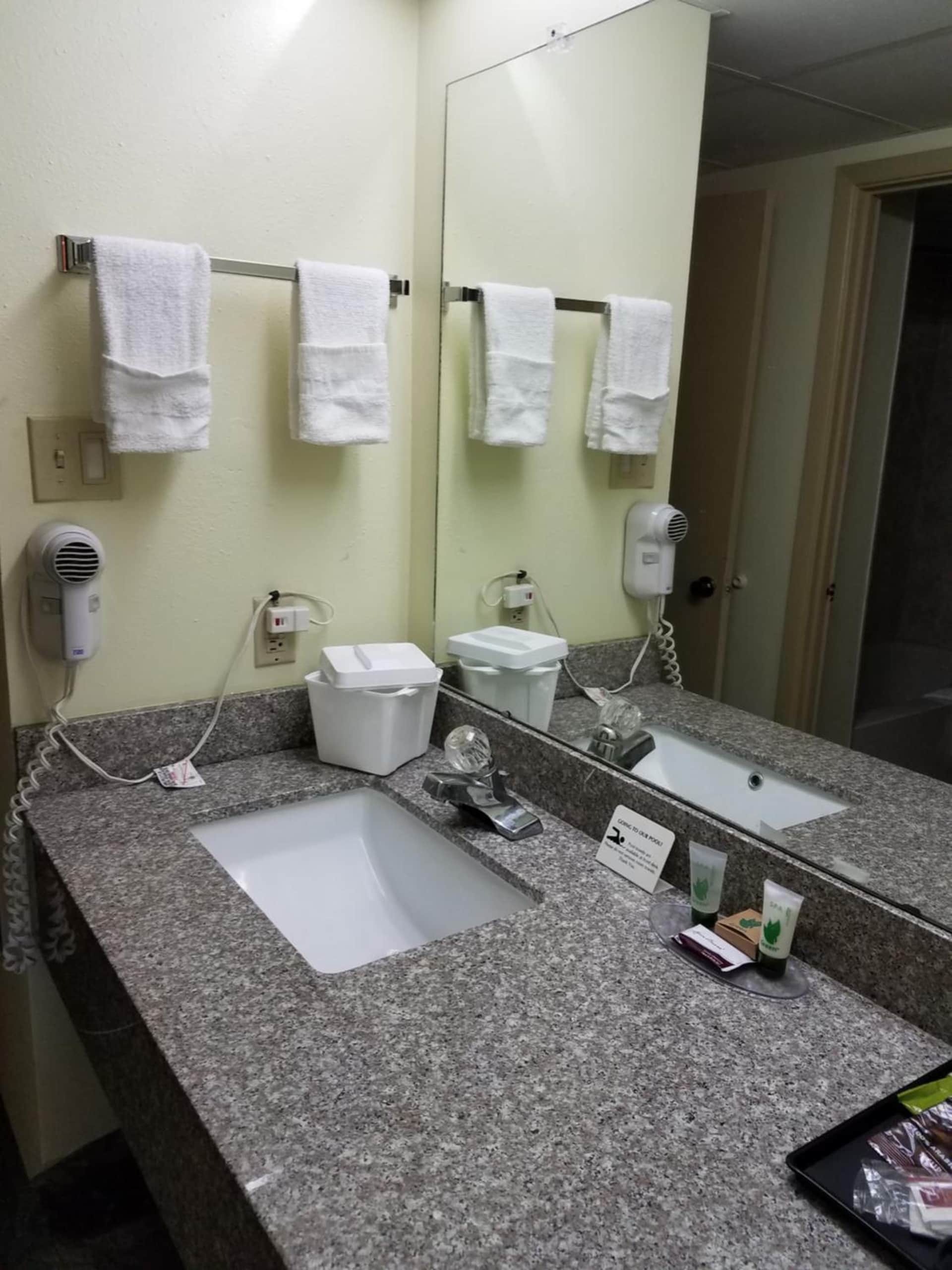 Discovery Inn & Suites