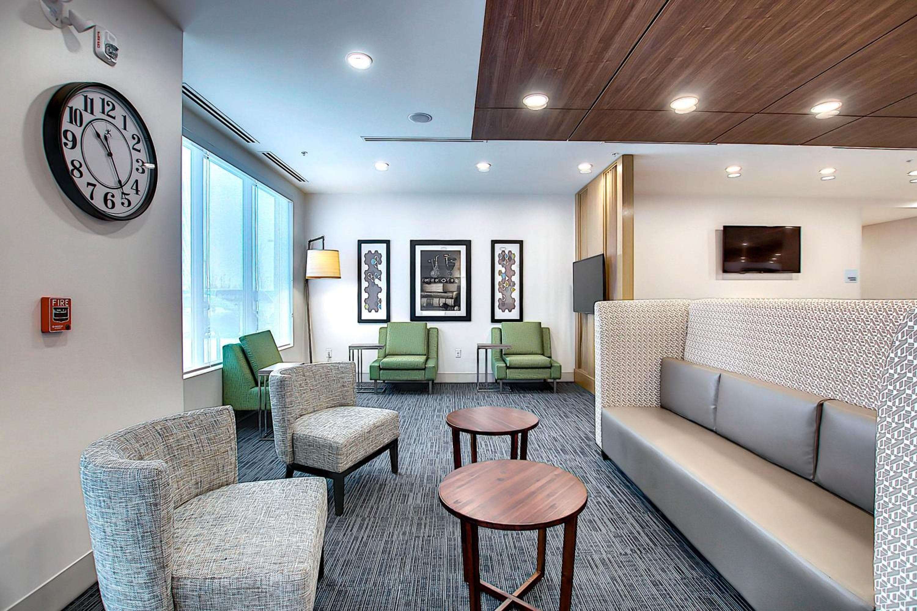 Holiday Inn Express & Suites Calgary Airport Trail NE