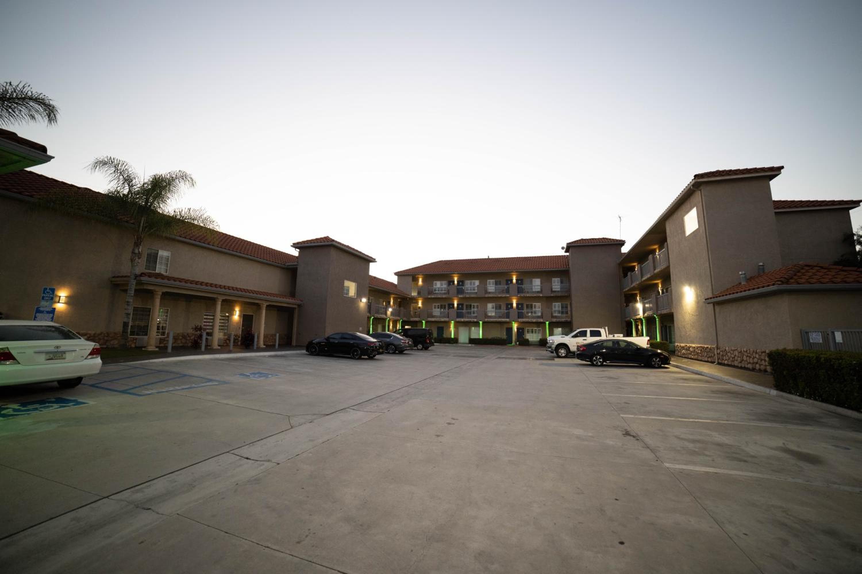 Mid City Inn & Suites Pico Rivera