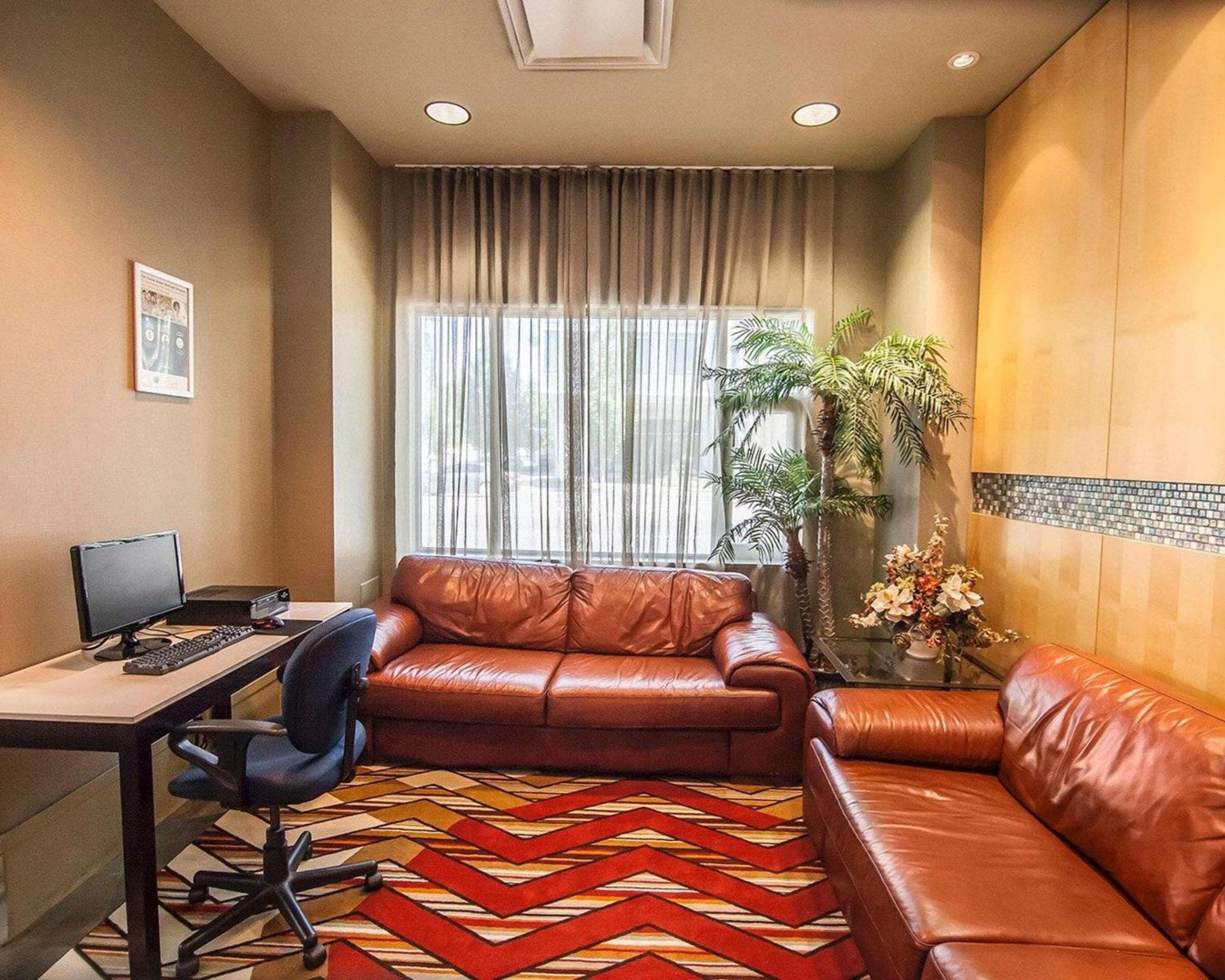 Comfort Hotel Vancouver Airport