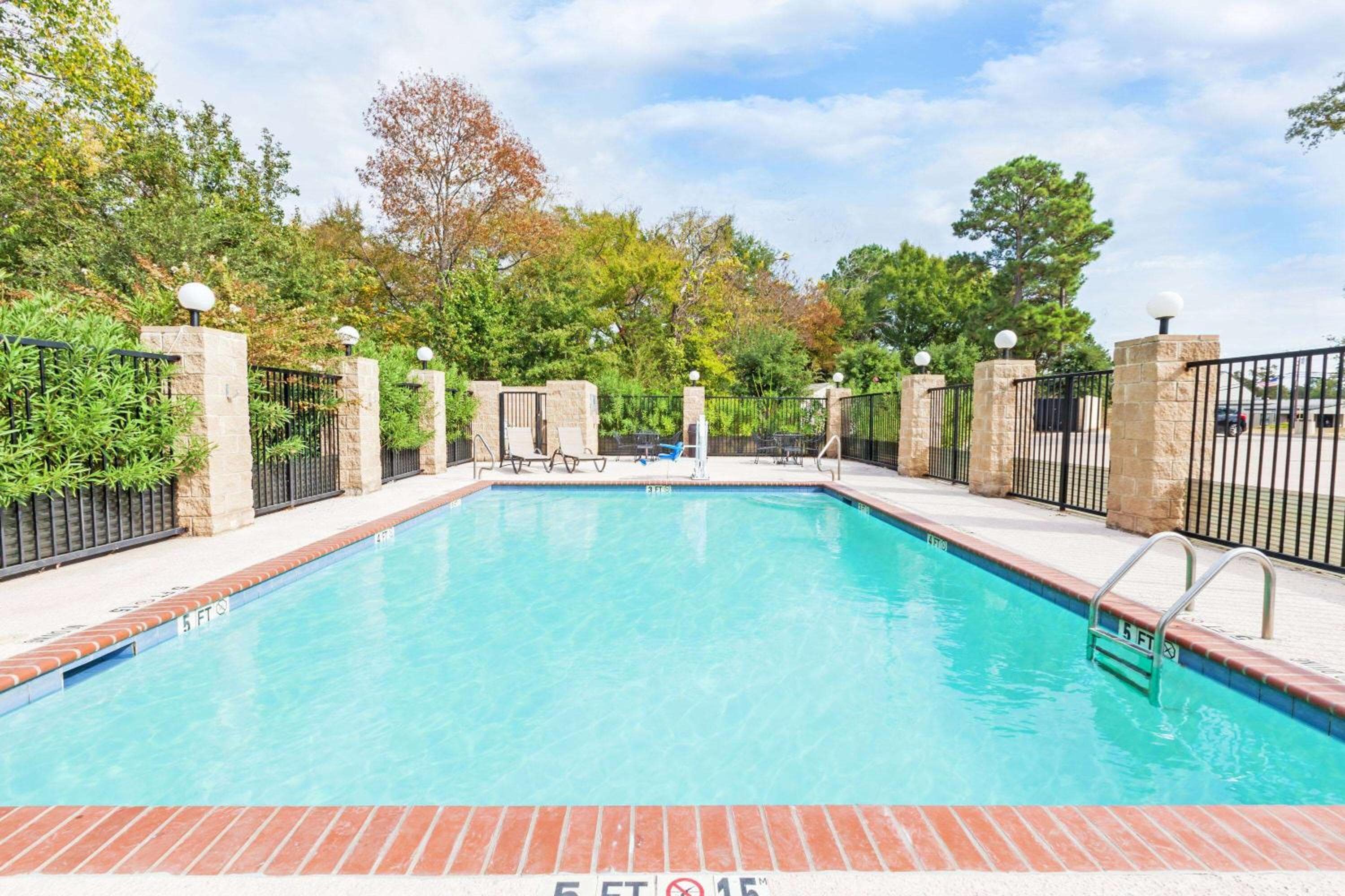 Grander Inn & Suites by IHG