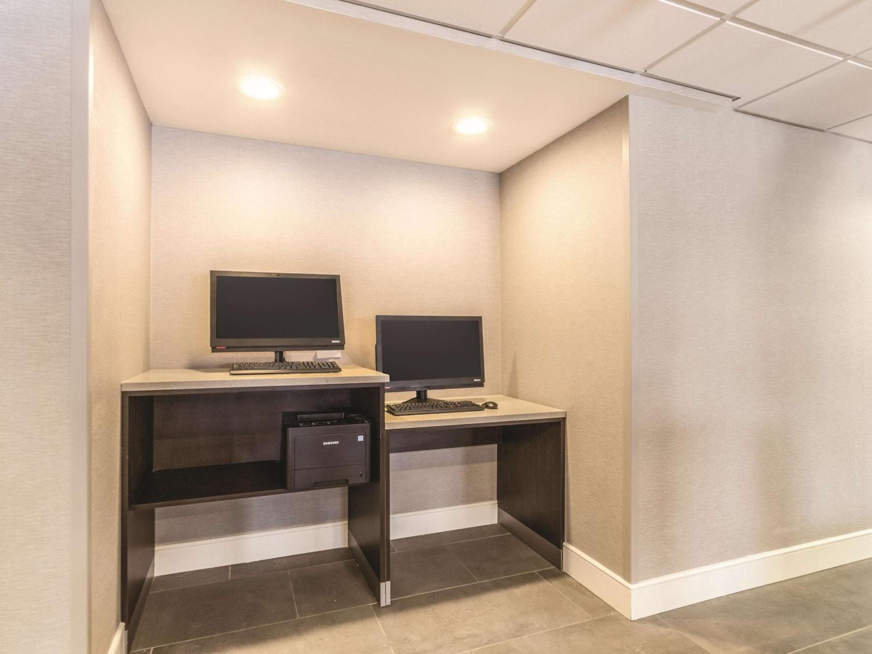 La Quinta Inn & Suites by Wyndham Cleveland - Airport North