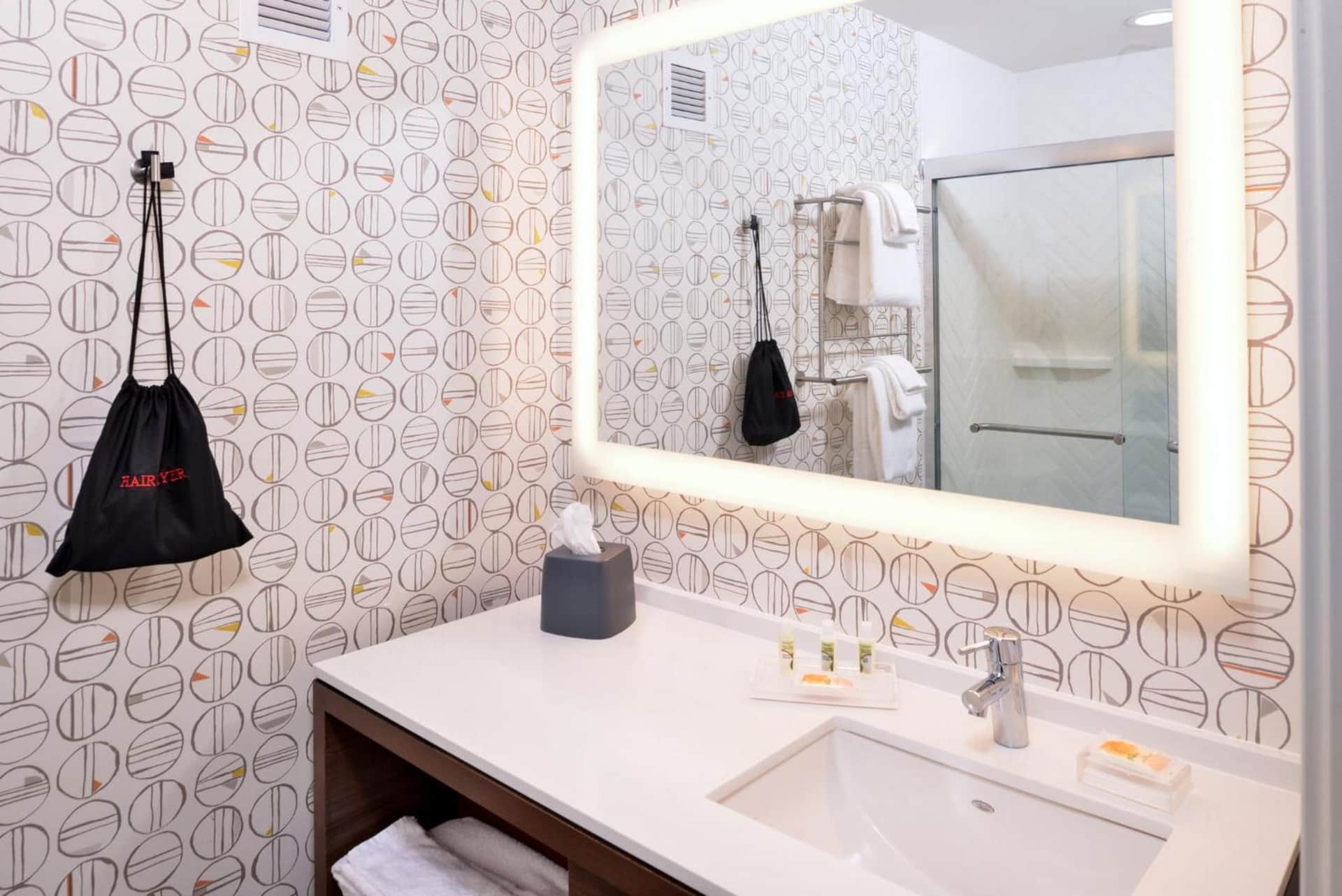 Holiday Inn & Suites Farmington Hills - Detroit NW by IHG