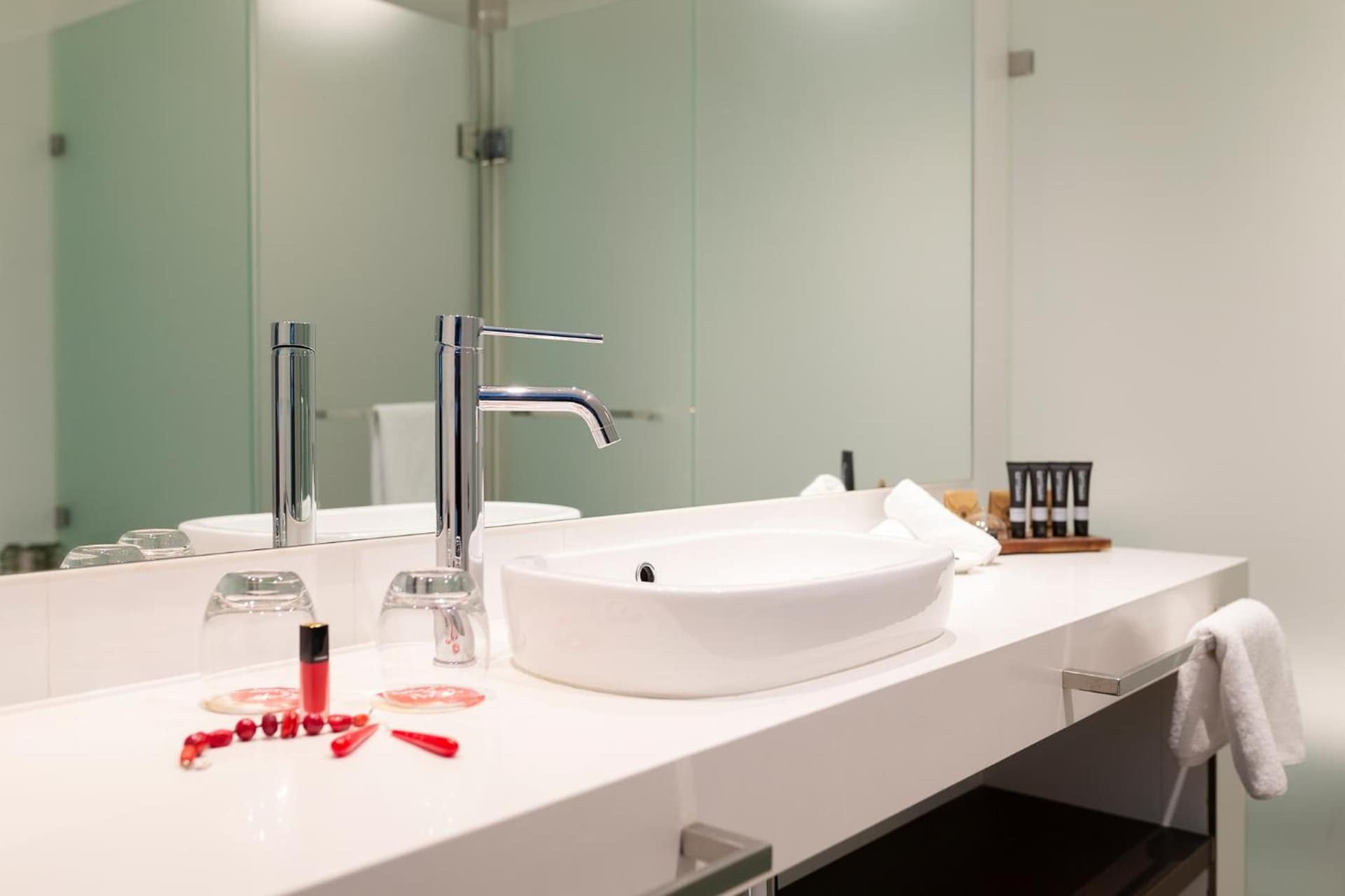 East Hotel and Apartments