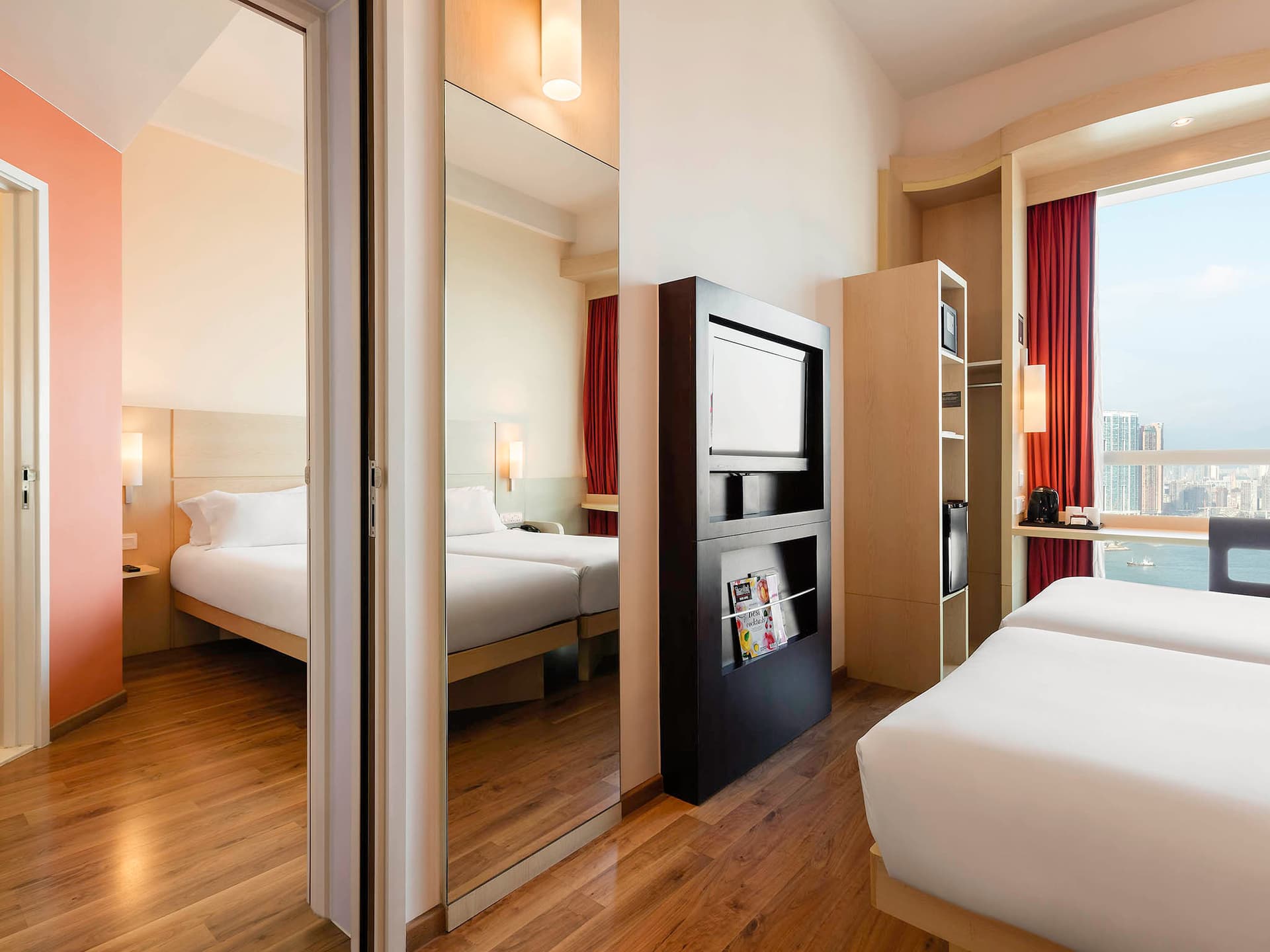 宜必思香港中上环酒店 ( Ibis Hong Kong Central and Sheung Wan Hotel )